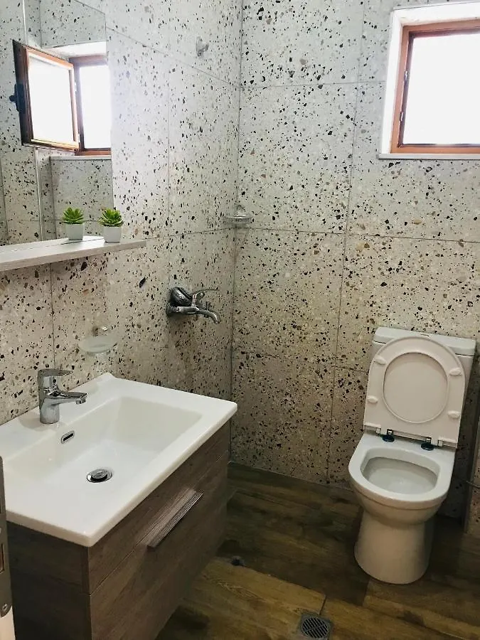 סרנדה Enia'S Room 0*,  אלבניה